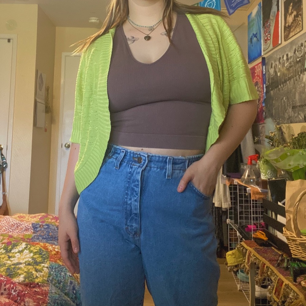 bright green cropped cardigan! 🪩💟